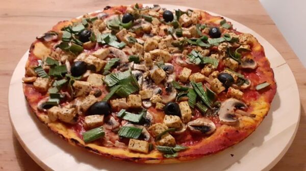 veganska pizza s tofuom i gljivama